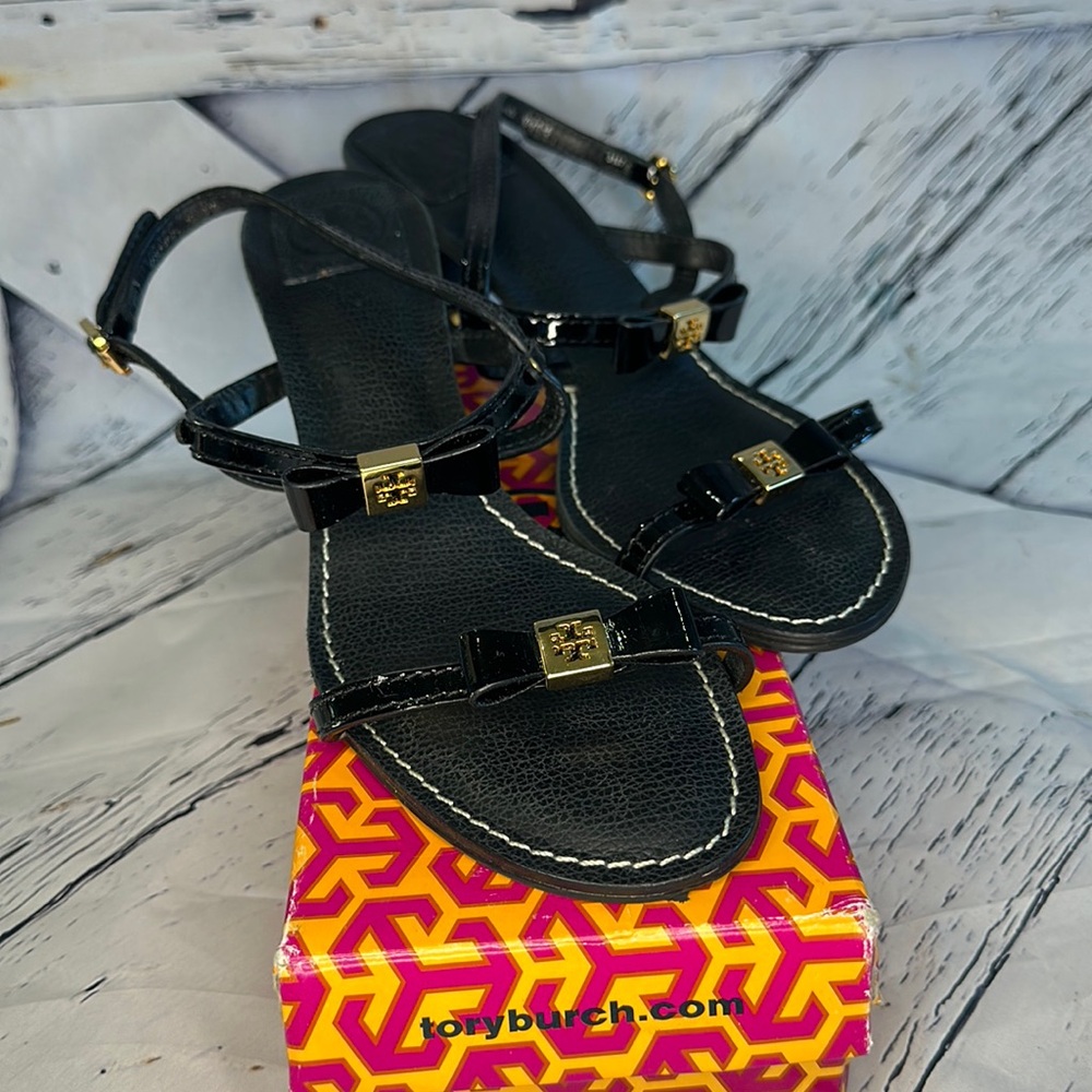 TORY BURCH KAILEY KITTEN HEEL STRAPY DRESS SANDAL PATENT LEATHER BLACK GOLD 10